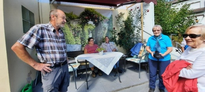 02-Mittagsrast-vorn-Gastgeber-Harald-Braun-Foto-Simone-Guther