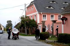 EIngang zur Tagungsstätte St. Wenzeslaus in Jauernick - einem 1050 Jahre alten Dorf im Görlitzer Stadtteil Markersdorf. Hier fanden wir für die Zeit unserer Begegnungsreise nach Görlitz vom 4. bis zum 8. Oktober 2021 bei guter Verpflegung eine angenehme Bleibe.