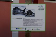 An vielen Häusern Jauernicks wurden zur 1050-Jahrfeier Tafeln angebracht, die dem Besucher des Dorfs seine bewegte Geschichte nahebringen.